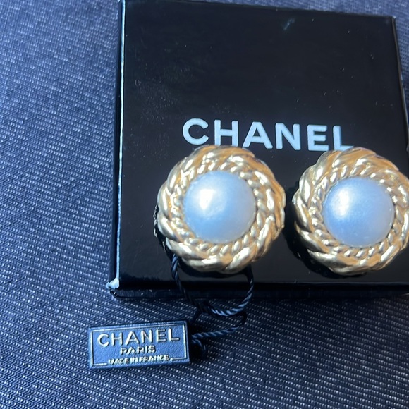 SALE!!! :) CHANEL Authentic Clip on Earrings - Picture 2 of 9